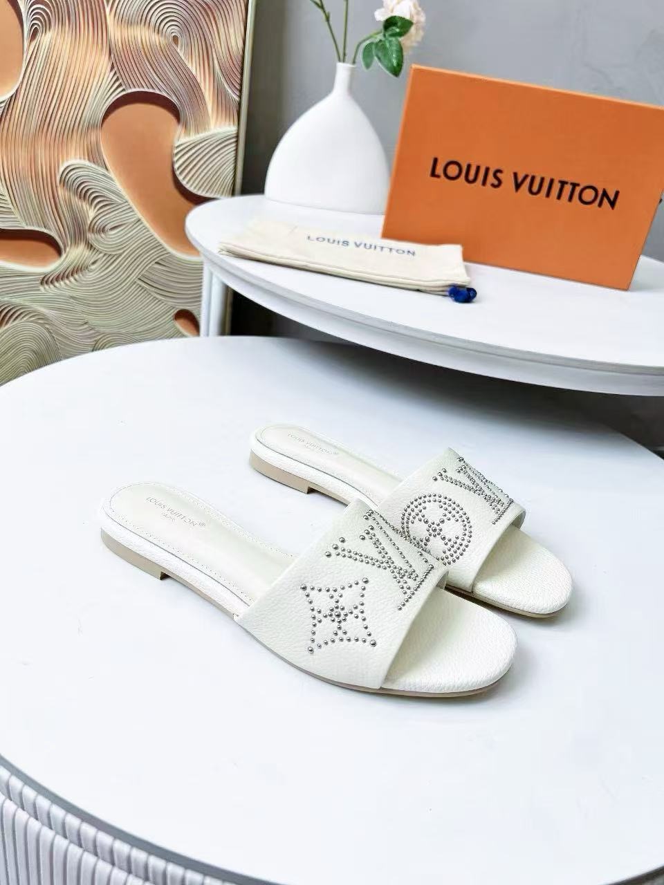 LV  03699