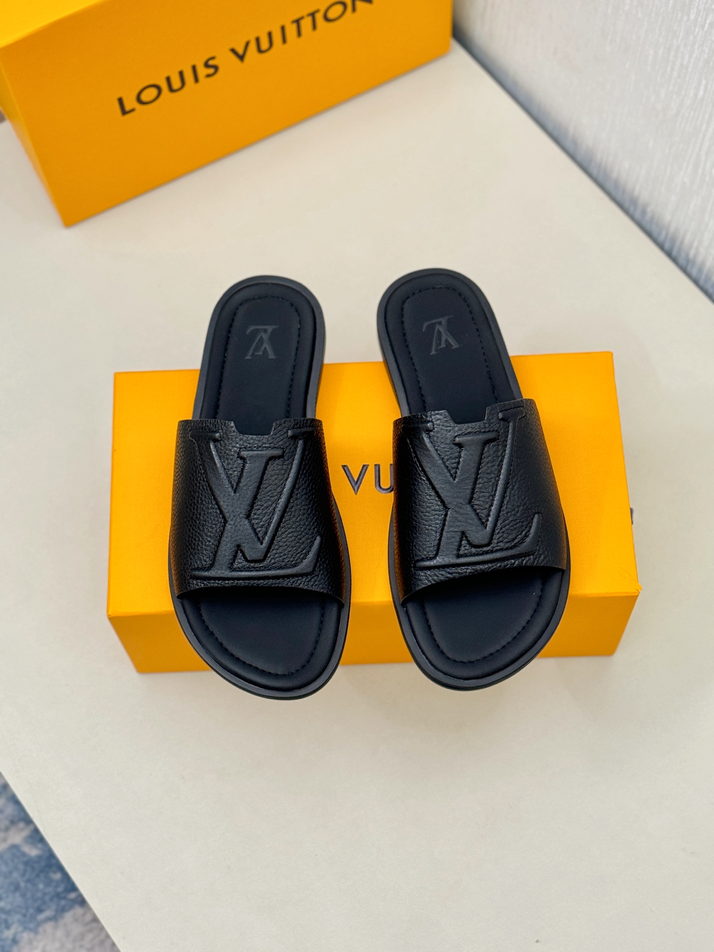 LV 03749
