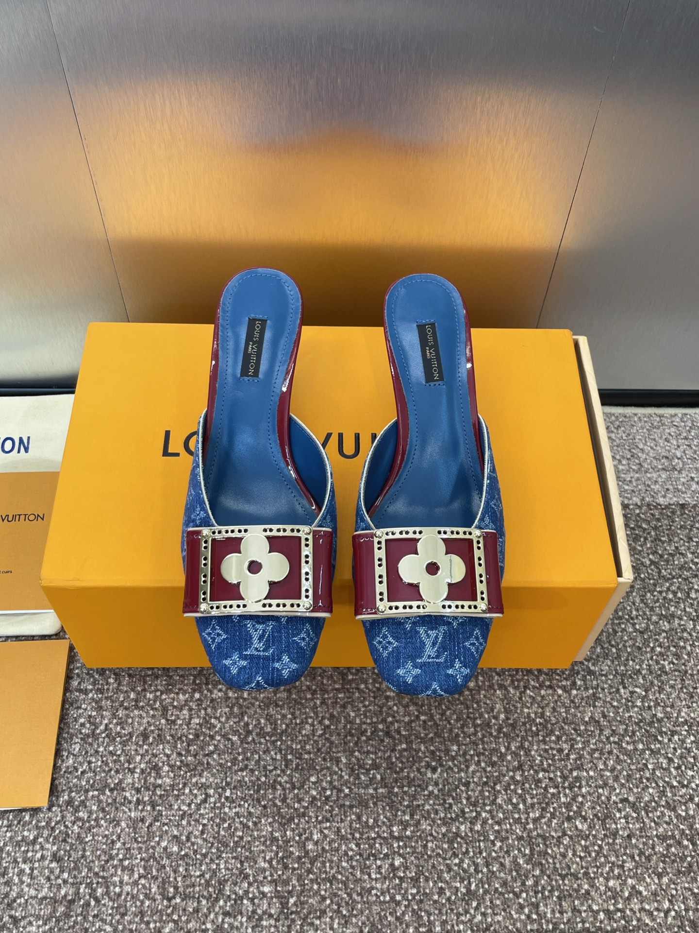LV  03879