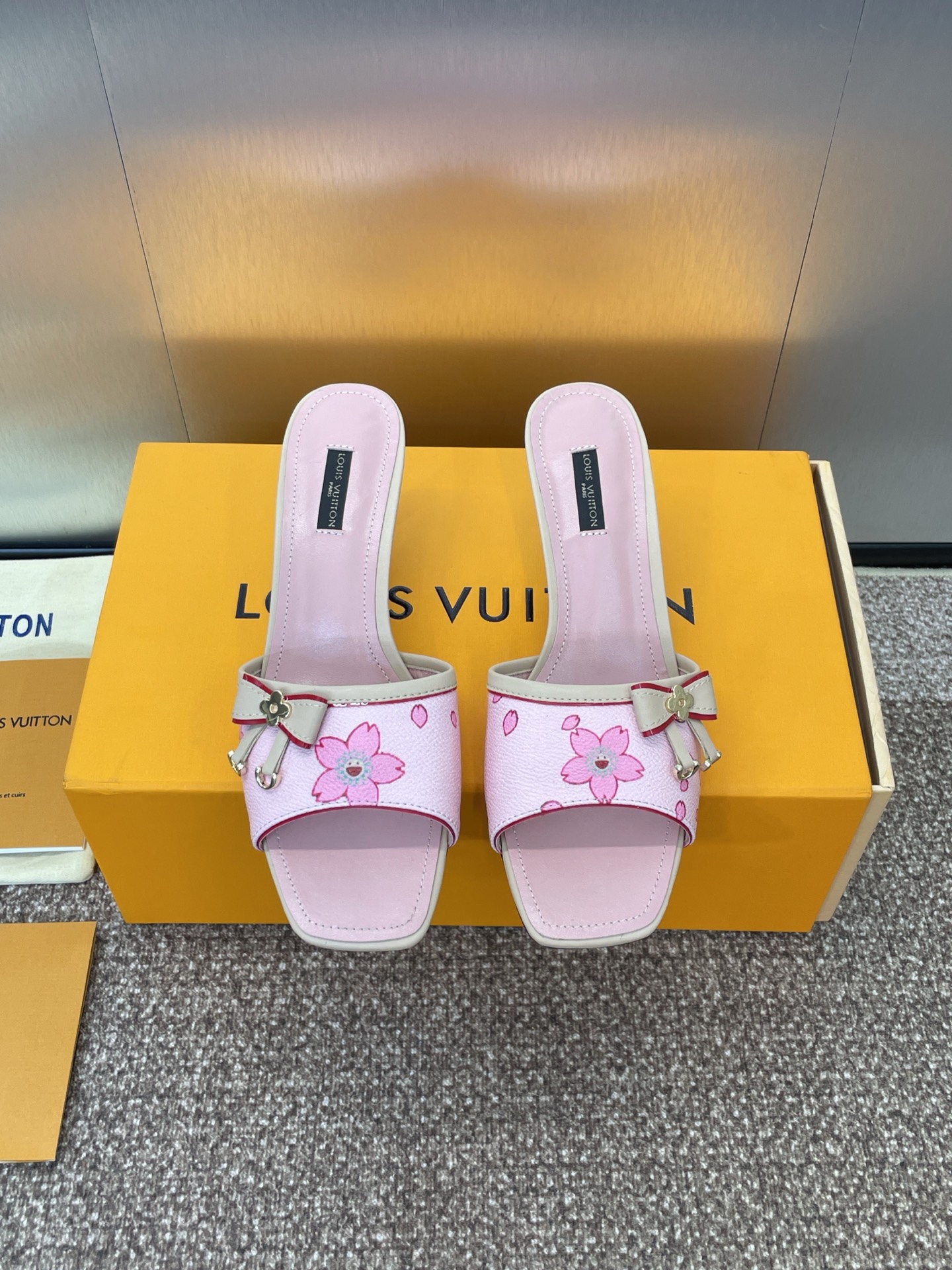 LV  03949