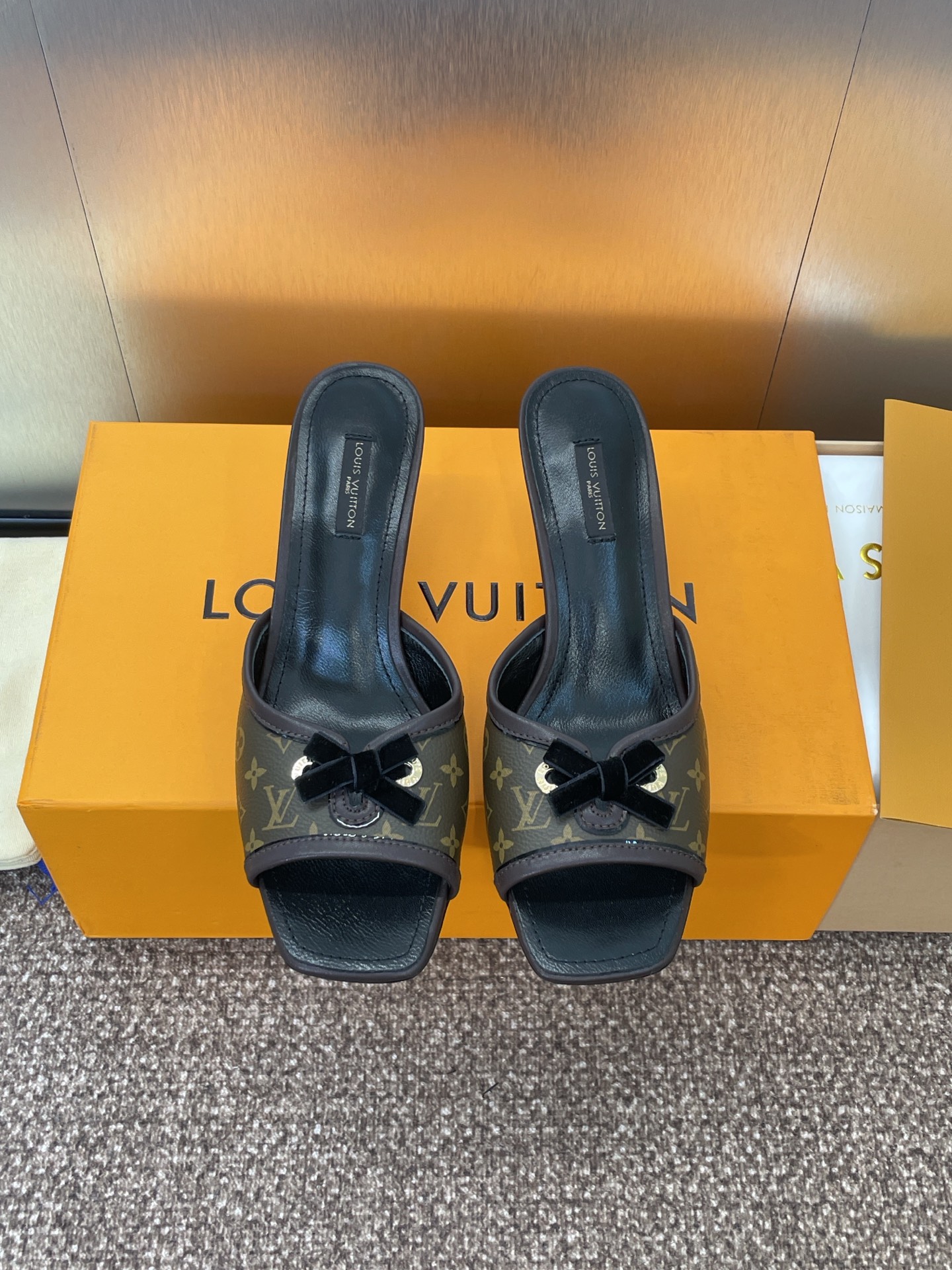 LV  03989