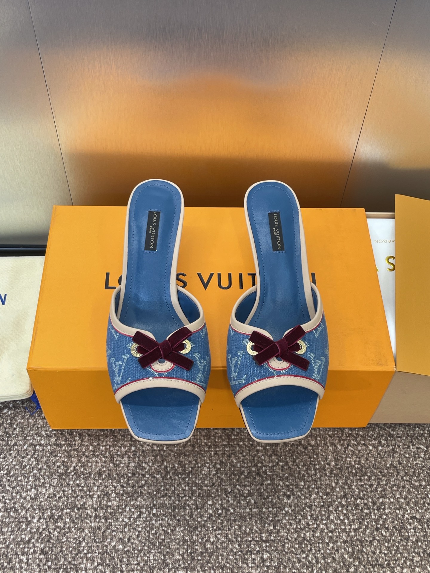 LV  04009