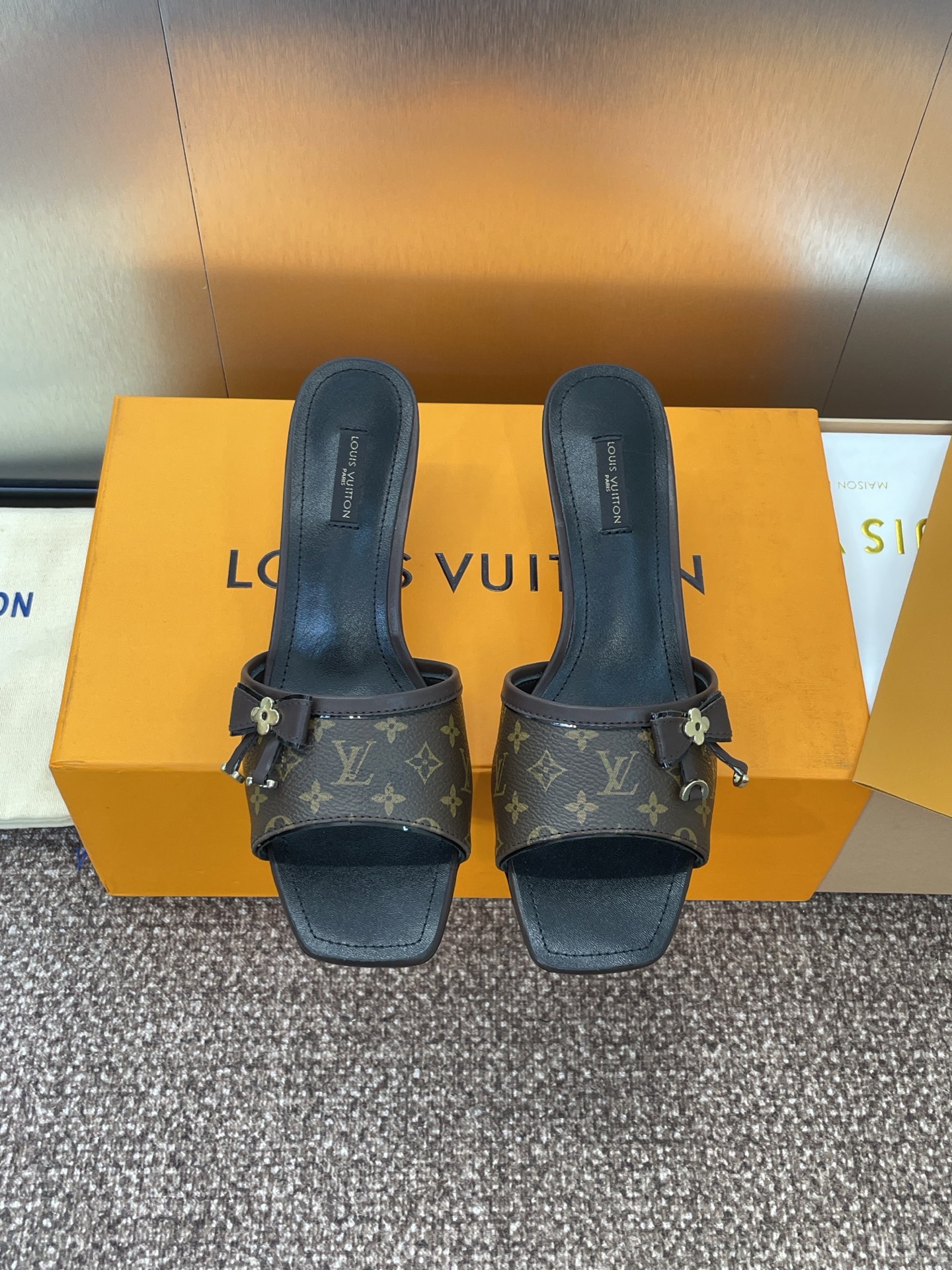 LV  04049