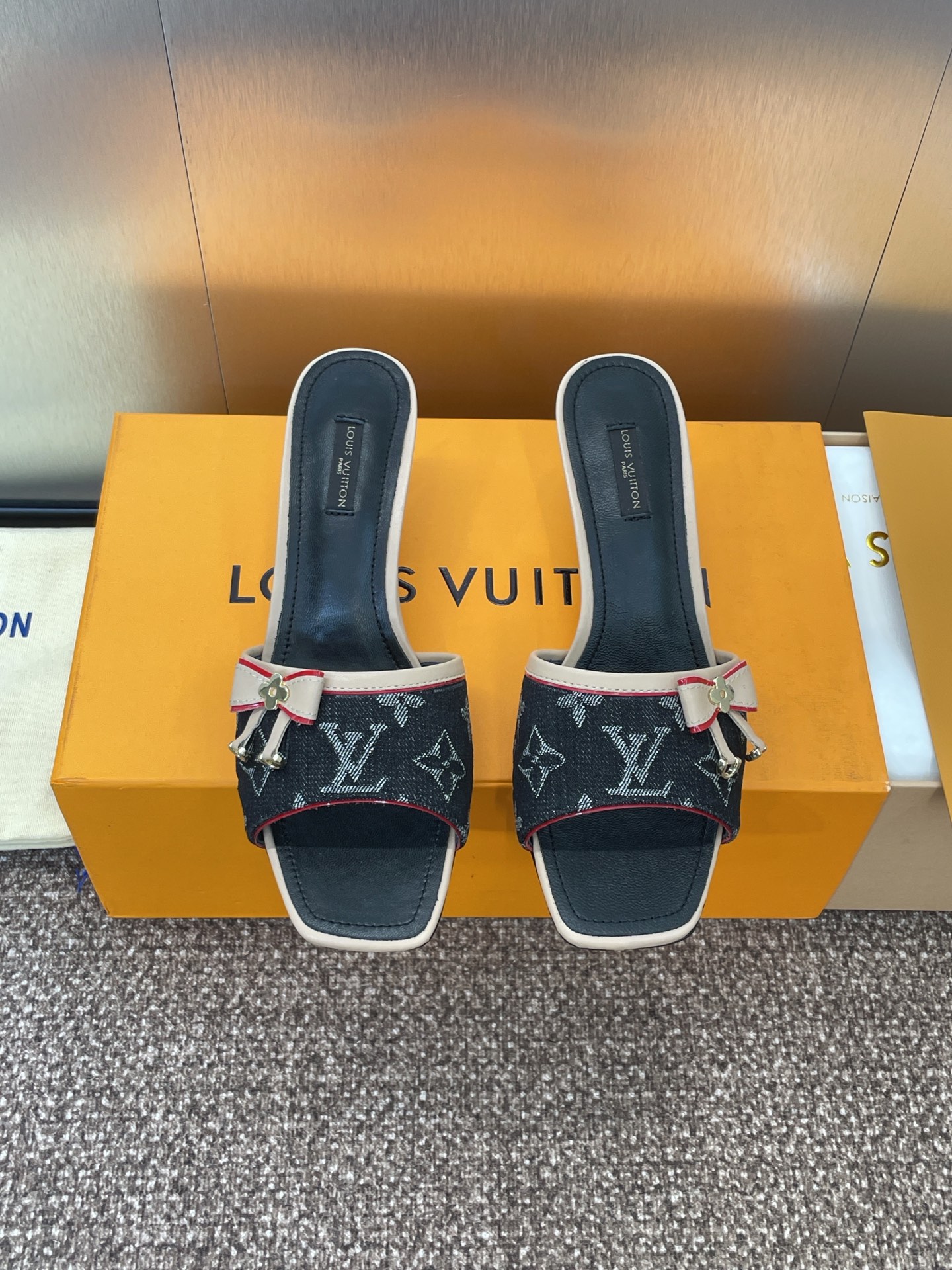LV  04079