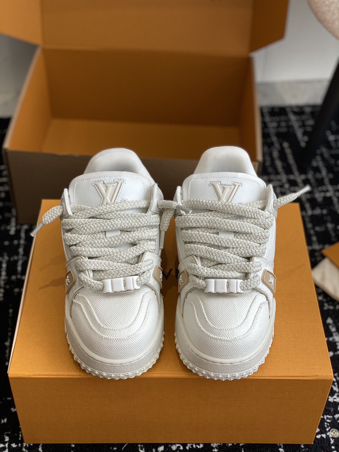 LV  04189