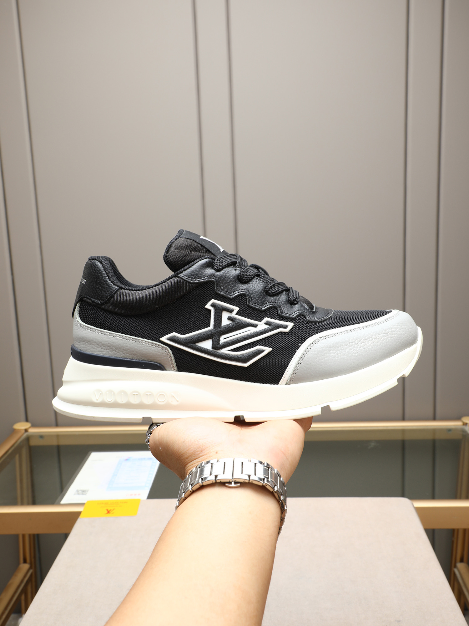 LV 04569