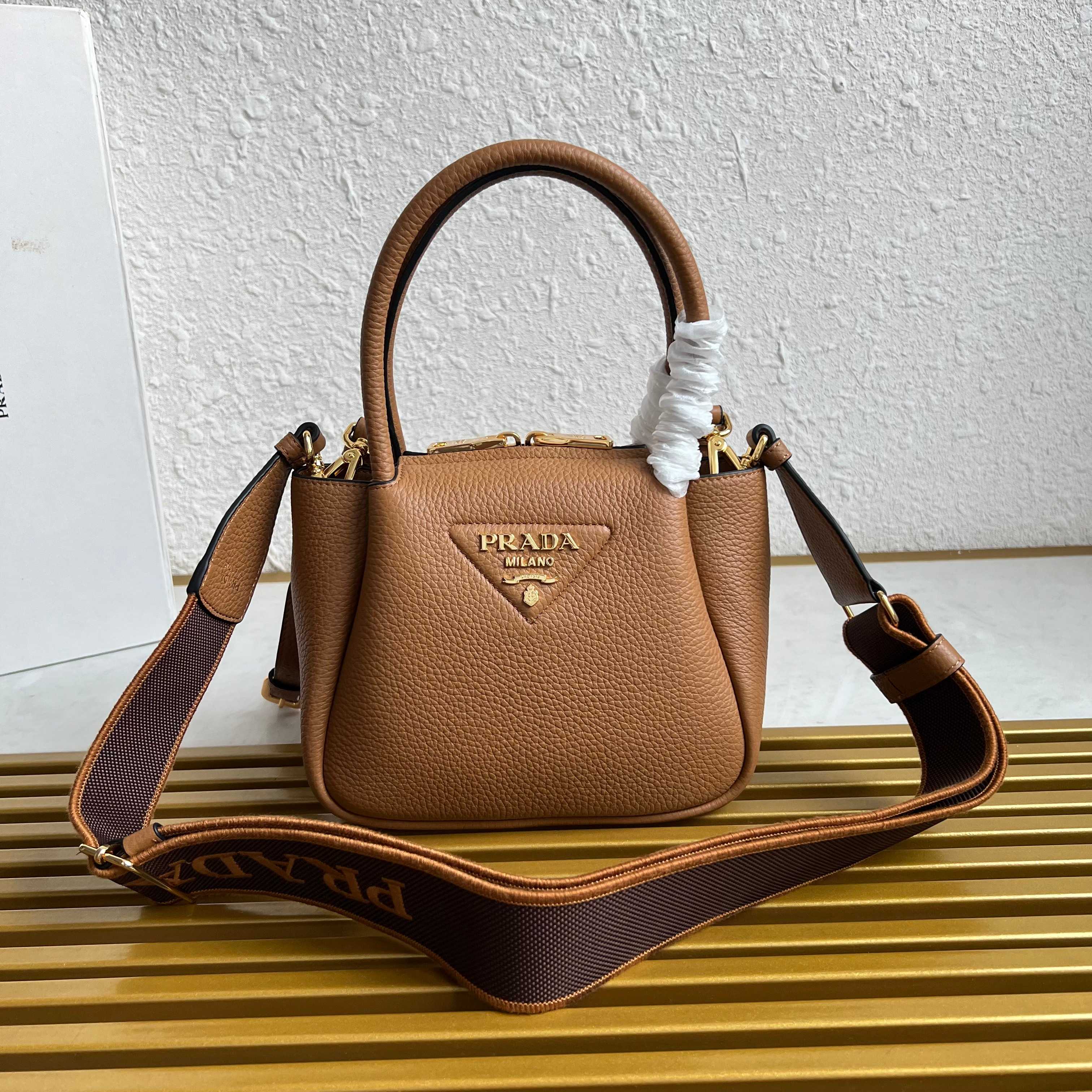 PRADA  00189