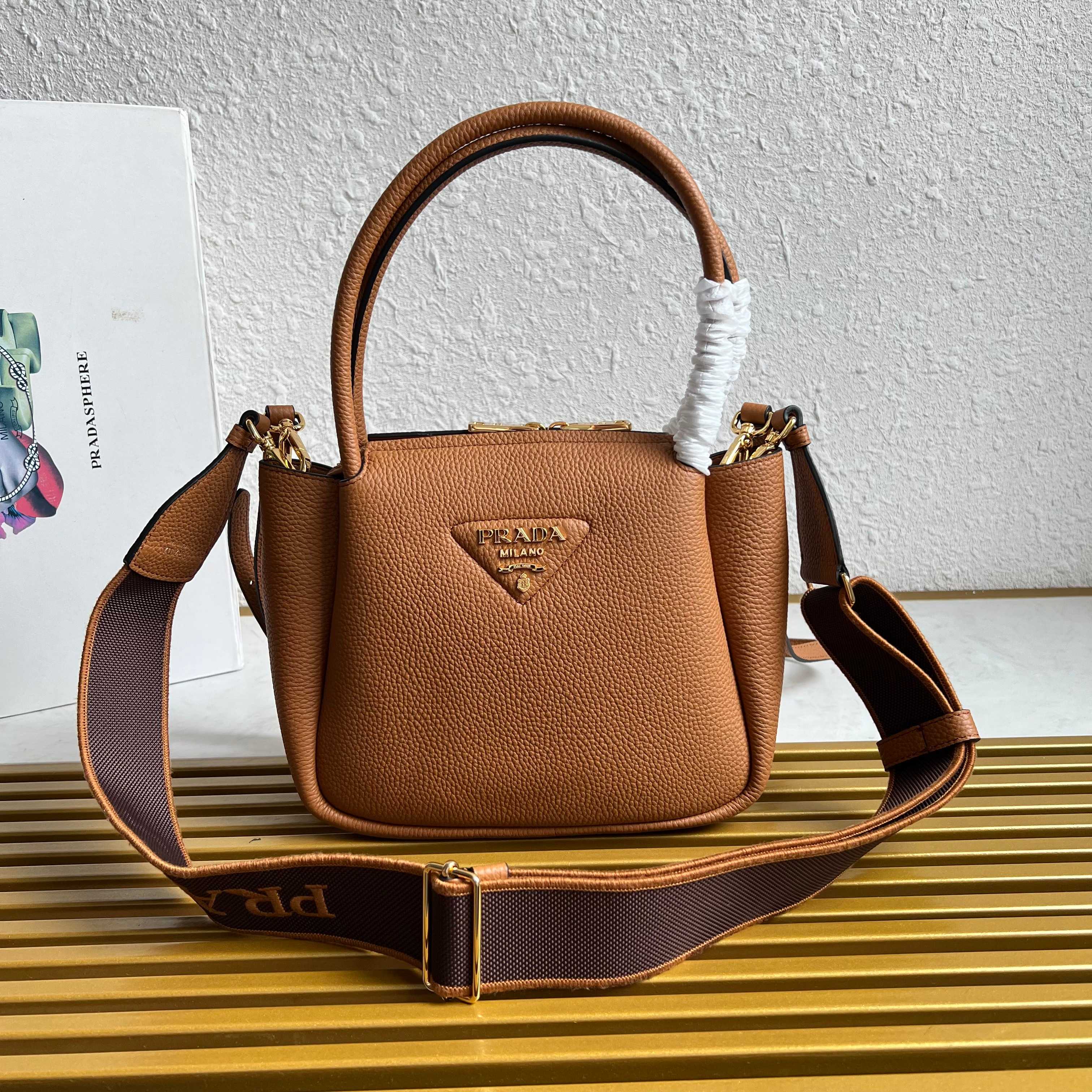 PRADA  00228
