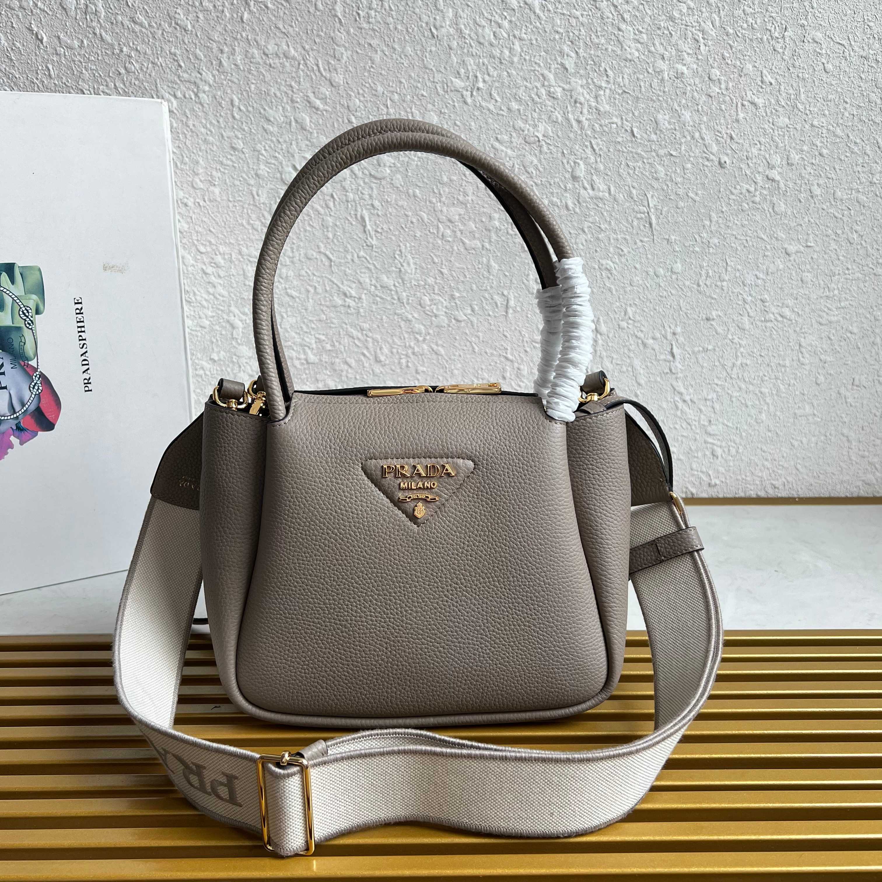 PRADA  00239
