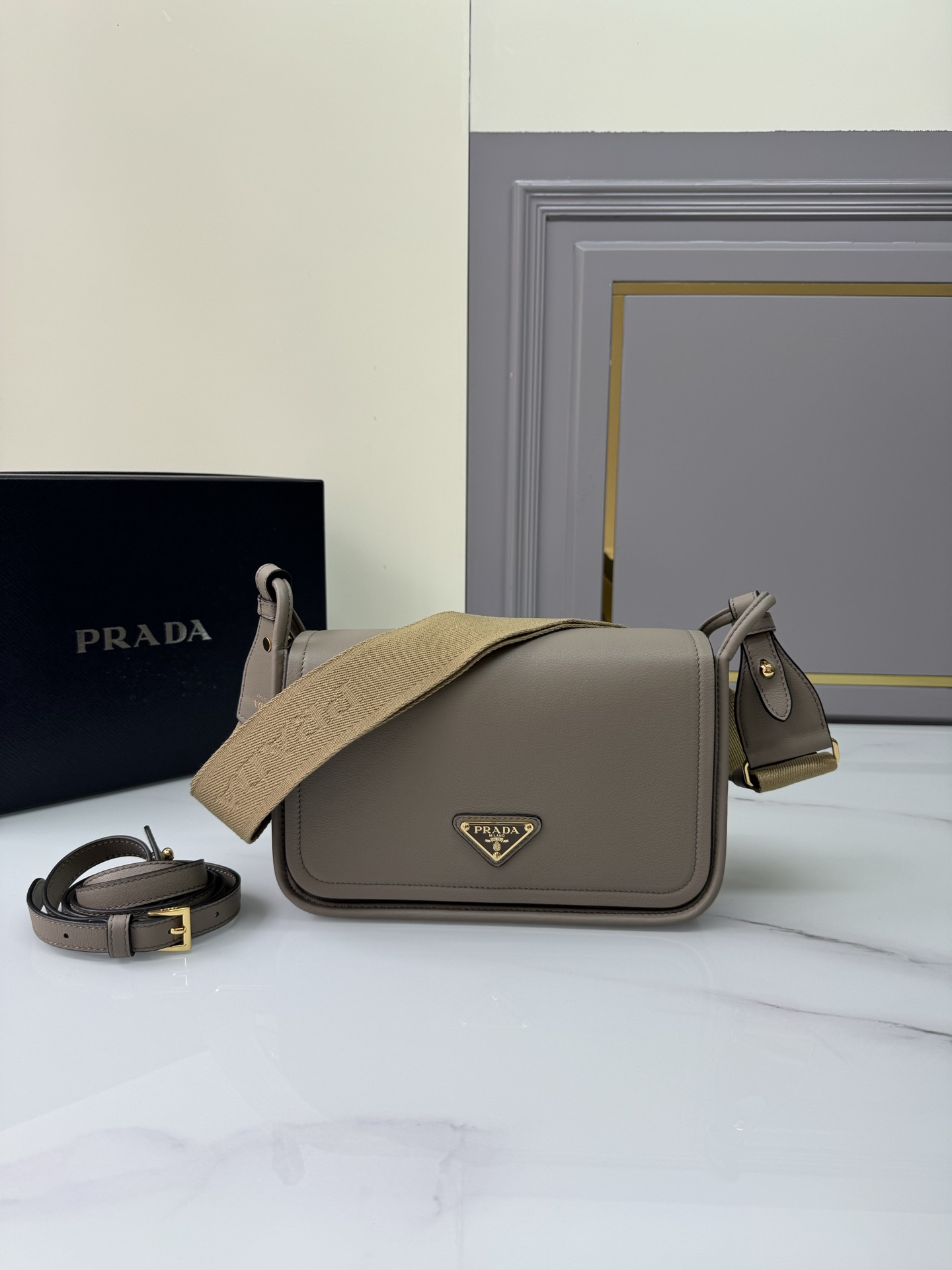 Prada 02049