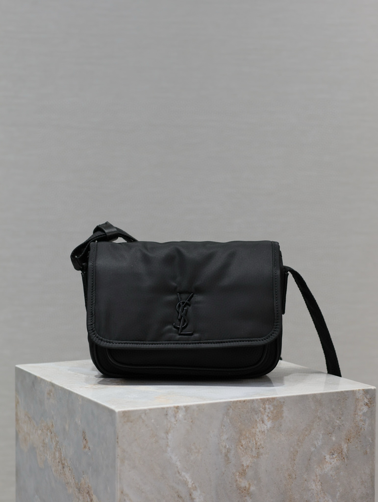 YSL  03749